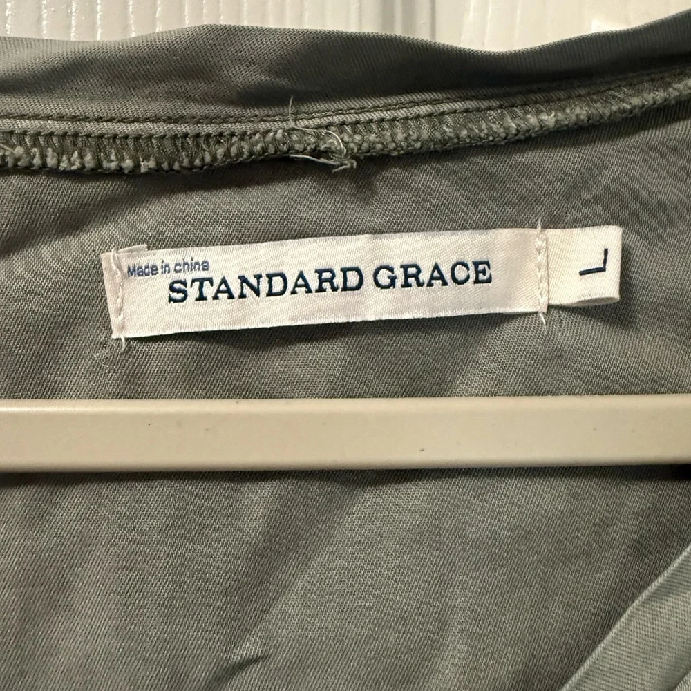 NWT Standard Grace Green Vneck Raw Hem Top Size Large - Picture 2 of 5